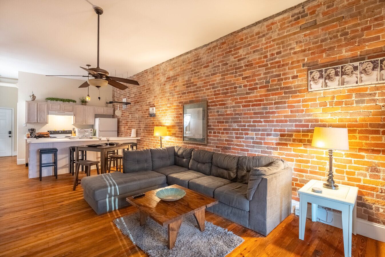 Smart-TV, bøker og kontorer