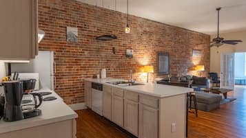 冷蔵庫、電子レンジ、オーブン、コンロ