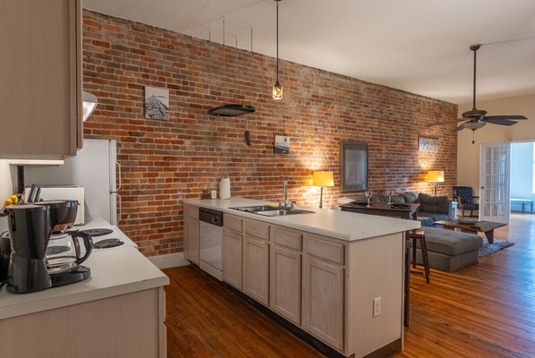 Køleskab, mikrobølgeovn, ovn, kogeplade