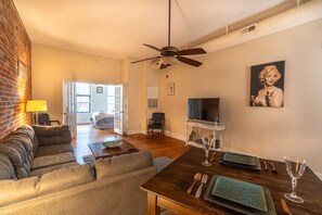 Smart-tv, bøger, kontorer