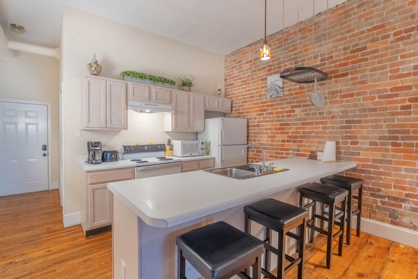 Kjøleskap, mikrobølgeovn, ovn og kokeplater