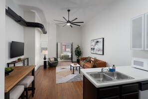 Smart TV, libros y oficina 