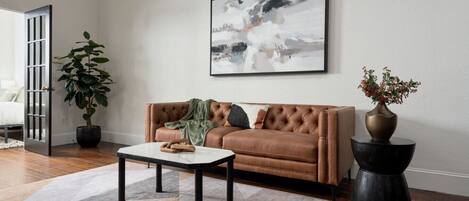 TV connectée, livres, espaces bureaux