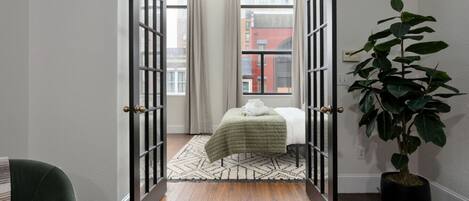 2 habitaciones, escritorio, tabla de planchar con plancha y wifi gratis