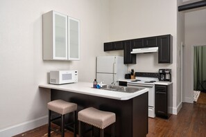 ثلاجة، ميكروويف، فرن، موقد طهي مسطح