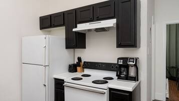 冷蔵庫、電子レンジ、オーブン、コンロ