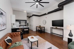 Smart-TV, Bücher, Arbeitsbereiche