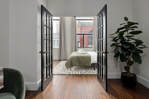 2 habitaciones, escritorio, tabla de planchar con plancha y wifi gratis 