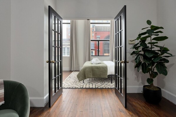 2 عدّة غرف نوم ومكتب ومكواة/لوح كي وواي فاي مجانًا