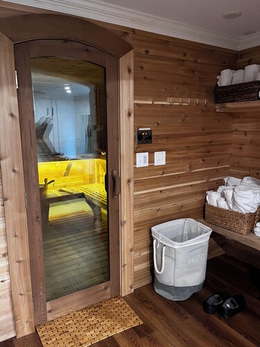 Apt 3 Hewitt Onion Tower attic walk up central Marquette, sauna fitness room