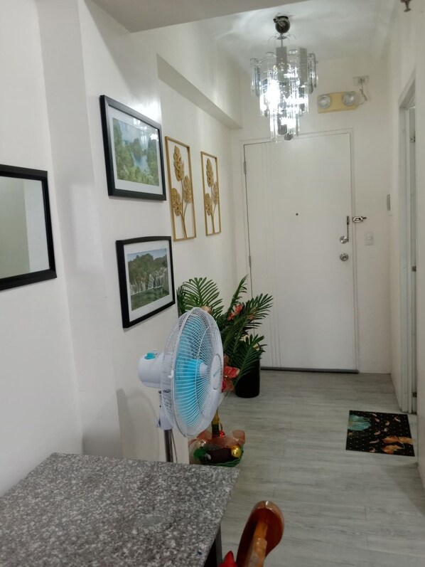 Bureau, espace de travail pour ordinateur portable, Wi-Fi gratuit