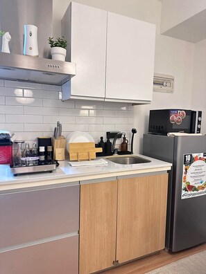 Fridge, microwave, electric kettle, cookware/dishes/utensils - Metro Home Staycation (Paranaque)