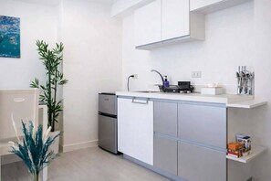 Desk, laptop workspace, free WiFi - Metro Home Staycation (Paranaque)
