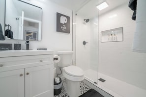 Séchoir à cheveux, serviettes fournies, savon, papier de toilette