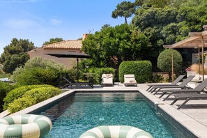 حمّام سباحة مُدفَّأ