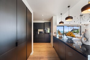 ثلاجة، ميكروويف، فرن، غسالة أطباق