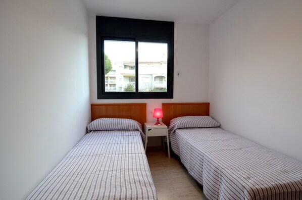 3 عدّة غرف نوم ومكواة/لوح كي