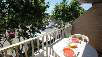 Apartment | Outdoor dining