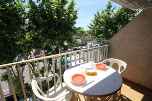 Outdoor dining - Apartment Near Beach With Terrace (Castello d'Empuries)