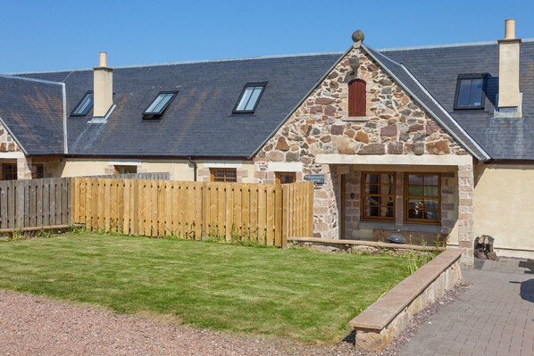 Exterior - Honeysuckle Cottage - sleeps 8 guests in 3 bedrooms (Linlithgow)