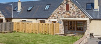 Honeysuckle Cottage - sleeps 8 guests  in 3 bedrooms