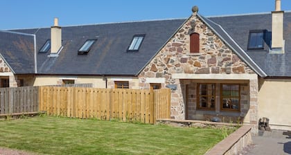 Honeysuckle Cottage - sleeps 8 guests in 3 bedrooms