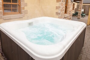 Outdoor spa tub - Honeysuckle Cottage - sleeps 8 guests in 3 bedrooms (Linlithgow)