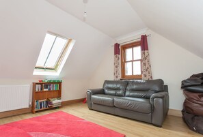 Living area - Appletree Cottage - sleeps 8 guests in 3 bedrooms (Linlithgow)