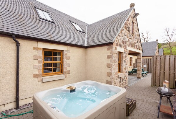 Terrace/patio - Appletree Cottage - sleeps 8 guests in 3 bedrooms (Linlithgow)