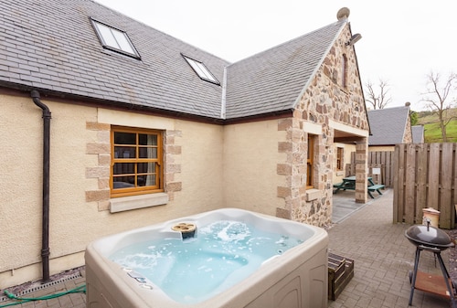 Appletree Cottage - sleeps 8 guests  in 3 bedrooms