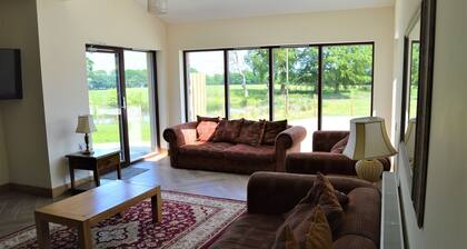 The Farmhouse - sleeps 14 guests in 5 bedrooms