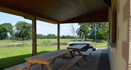 The Farmhouse - sleeps 14 guests in 5 bedrooms