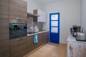 Fridge, microwave, oven, coffee/tea maker