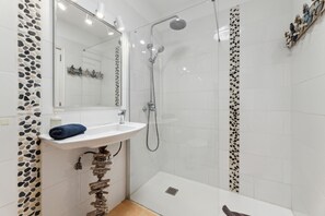 Shower, towels - Famara Views II By Escape Home (Famara)