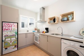 Kühlschrank, Mikrowelle, Ofen, Wasserkocher mit Kaffee-/Teezubehör