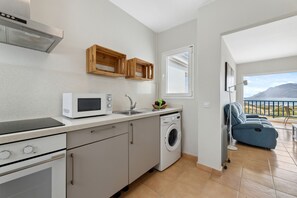 Kühlschrank, Mikrowelle, Ofen, Wasserkocher mit Kaffee-/Teezubehör