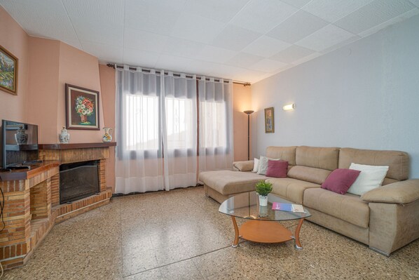 Villa | Zona de estar | Una chimenea