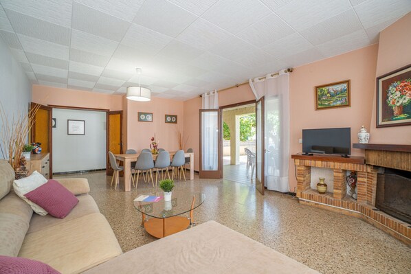 Villa | Living room | Fireplace