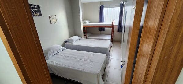 Escrivaninha, ferros/tábuas de passar roupa, Wi-Fi de cortesia
