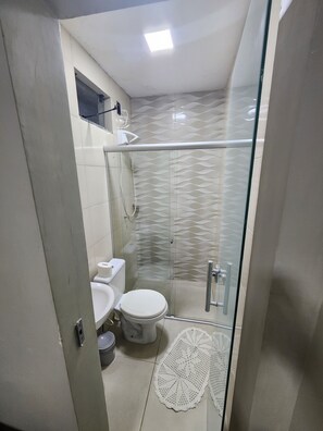 Buồng tắm vòi sen, khăn tắm 