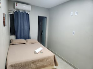 Quarto casal superior, vista para a cidade | Ferros/tábuas de passar roupa, Wi-Fi de cortesia, roupa de cama