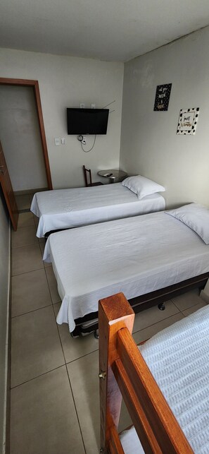 办公桌、熨斗/熨板、免费 WiFi、床单