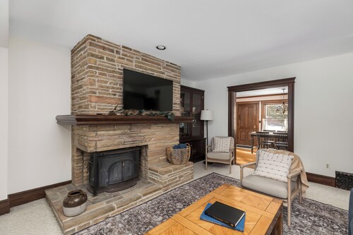 6-bedroom farmhouse in Clarkston - Family and Pet-Friendly!