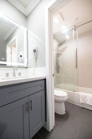 Haartrockner, Handtücher, Toilettenpapier