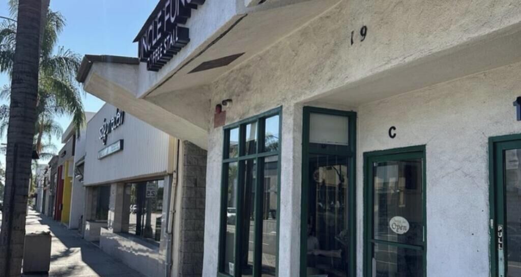 Un edificio con un letrero que dice "INLE FUEL FREE STATION" y el número "19" en la pared.