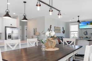 House, Multiple Beds (Seminole Wind) | Dining