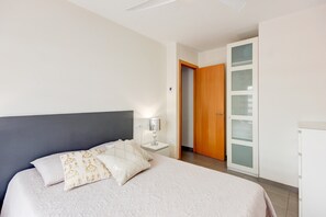 3 habitaciones y tabla de planchar con plancha
