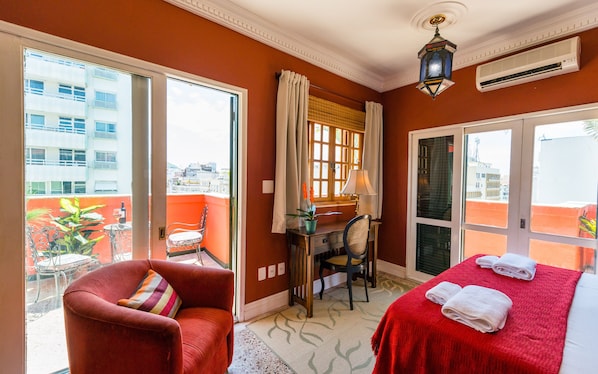 Appartement Deluxe, balcon, vue partielle sur l'océan | Coffres-forts dans les chambres, rideaux occultants