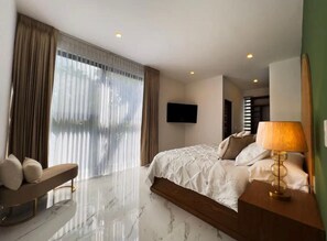 3 bedrooms, desk, iron/ironing board, free WiFi