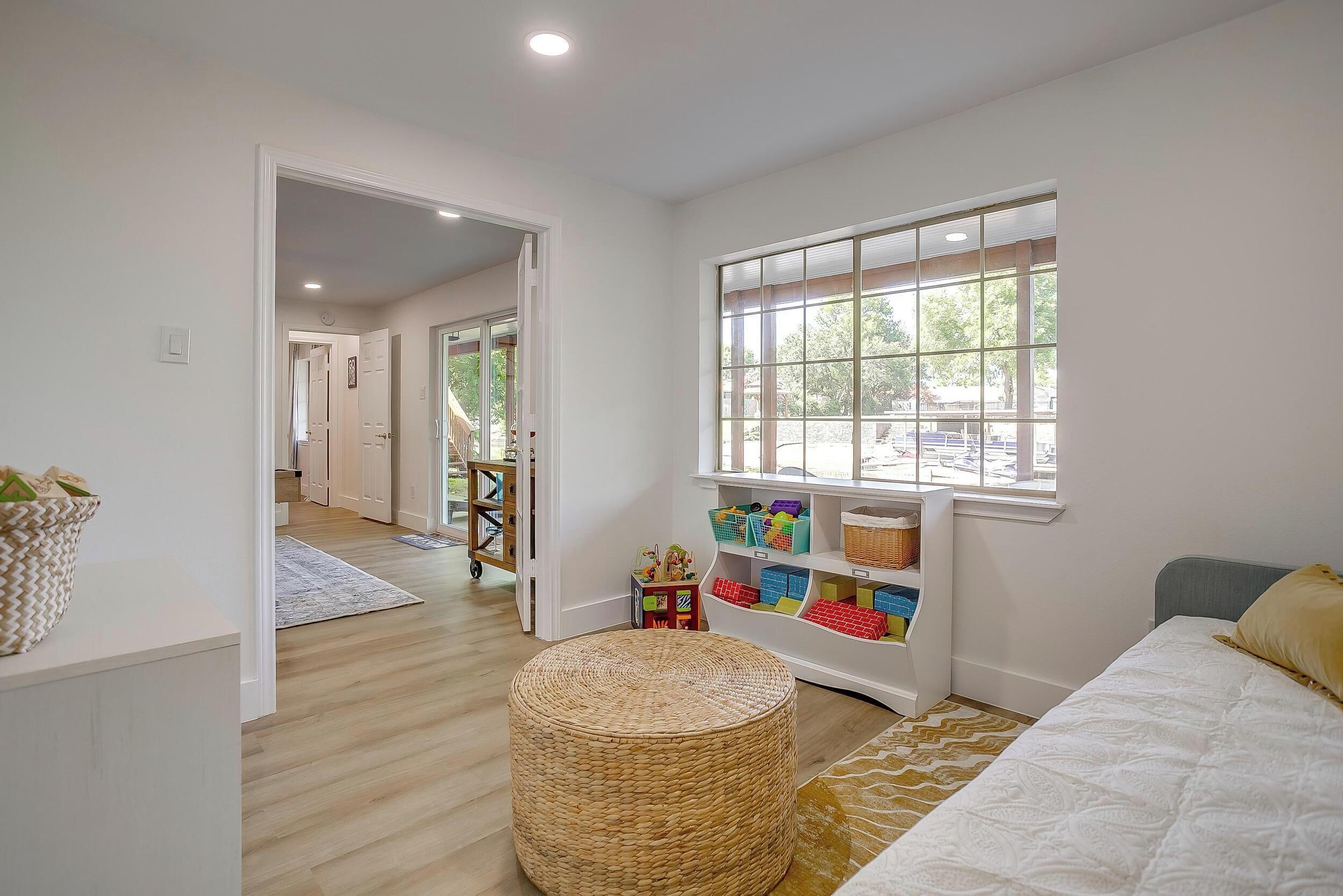 5 chambres, bureau, fer et planche à repasser, lit parapluie